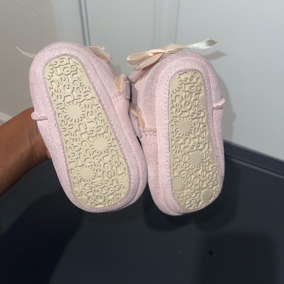 UGG Baby Girls’ Jesse Bow II Crib Shoes - Picture 5 of 8